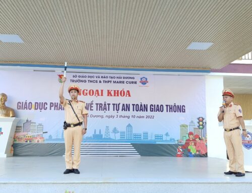 Học sinh hào hứng trong buổi tuyên truyền về an toàn giao thông